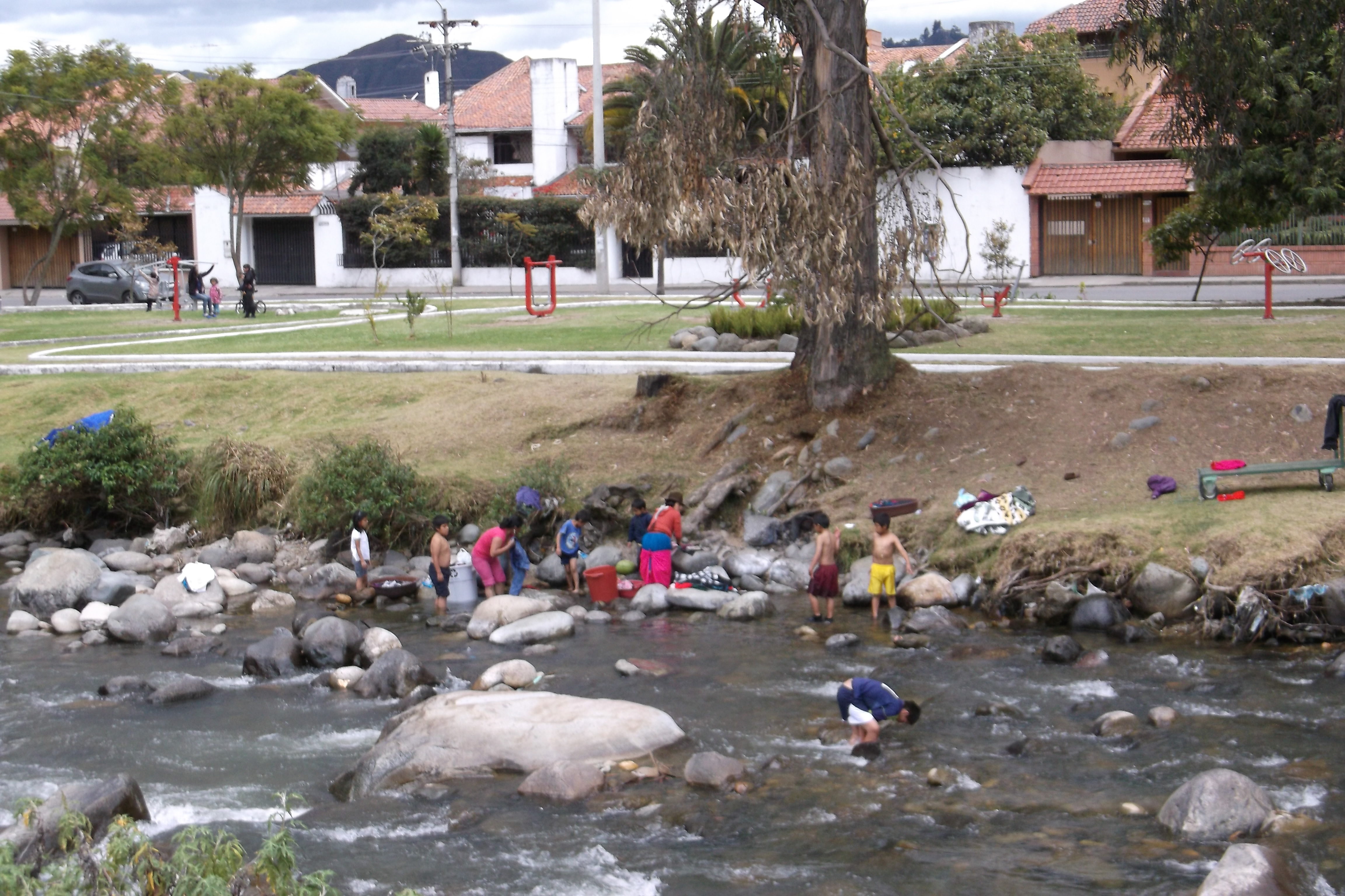 Cuenca washing clothes in the Rio Tomba