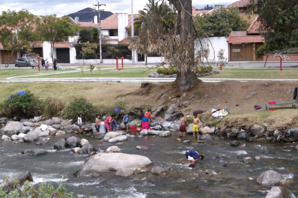 Cuenca washing clothes in the Rio Tomba